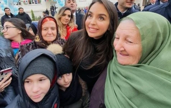 Лейла Алиева на открытии очередного благоустроенного двора - ФОТО