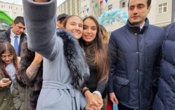 Лейла Алиева на открытии очередного благоустроенного двора - ФОТО