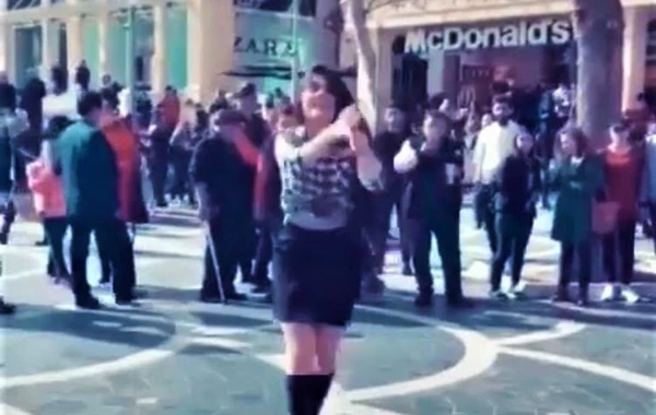 “Torqovı”da göbəyi açıq qız hər kəsi başına topladı - VİDEO
