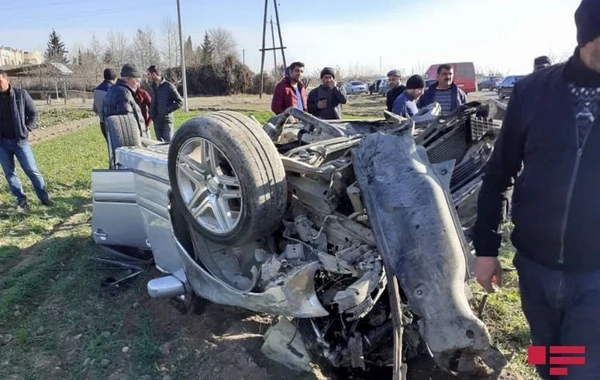 В Агджабеди перевернулся автомобиль, один из двух братьев погиб - ФОТО