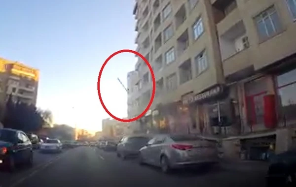Bakıda gözlənilməz hadisə - insanlar son anda xilas oldu - VİDEO