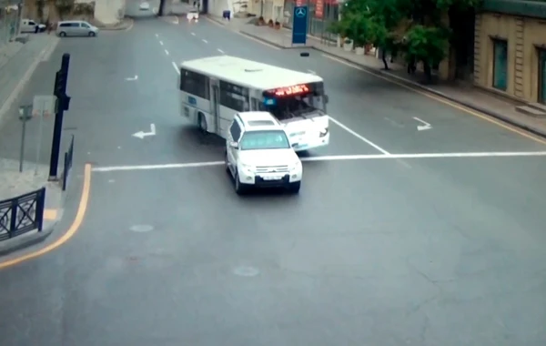Bakıda avtobus sürücüsü qaydaları pozdu - VİDEO
