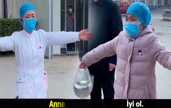 Övladı anasını virusa görə qucaqlaya bilmədi: ÜRƏKSIZLADAN GÖRÜNTÜLƏR - VİDEO