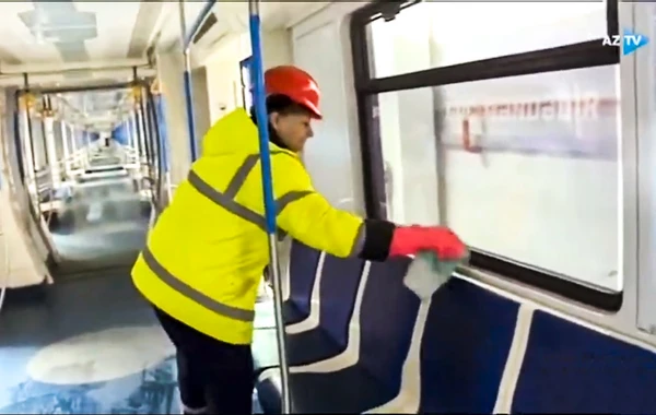 Metrodan istifadə edənlərə müraciət: "Bizə əziyyət olur, etməyin!" - VİDEO
