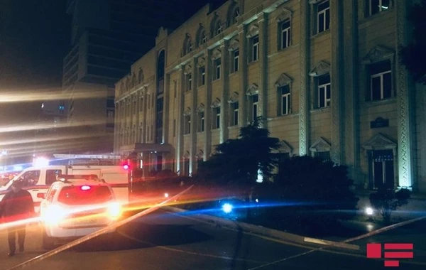 Külək keçmiş Nəqliyyat Nazirliyinin binasının damını uçurub, yol bağlanıb - FOTO