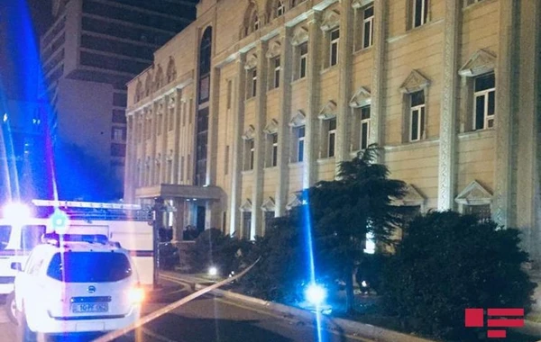 Külək keçmiş Nəqliyyat Nazirliyinin binasının damını uçurub, yol bağlanıb - FOTO