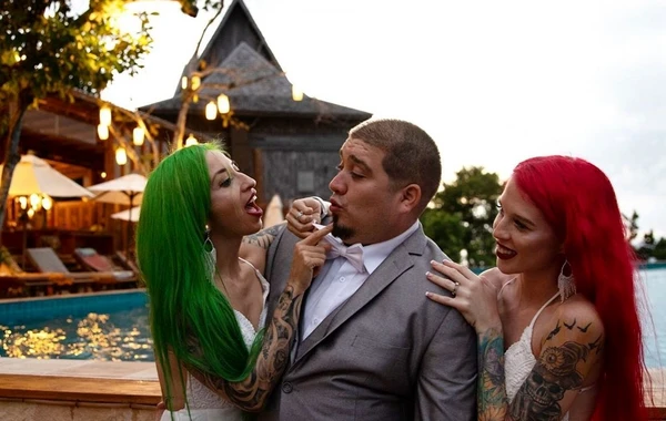 Две невесты вышли замуж за одного жениха - ФОТО