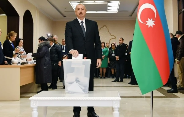 Prezident İlham Əliyev 6 saylı seçki məntəqəsində səs verdi - VİDEO