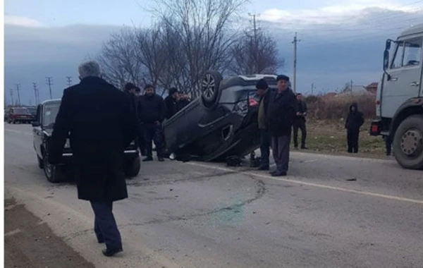 Azərbaycanda divara çırpılan maşın piyadanın üstünə aşdı - FOTO