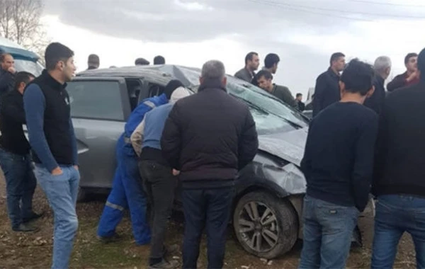 Azərbaycanda divara çırpılan maşın piyadanın üstünə aşdı - FOTO