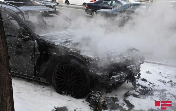 Bakıda BMW markalı avtomobil yanıb - VİDEO