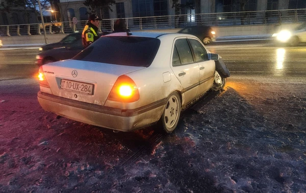 Bakıda qar yol qəzasına səbəb oldu - FOTO