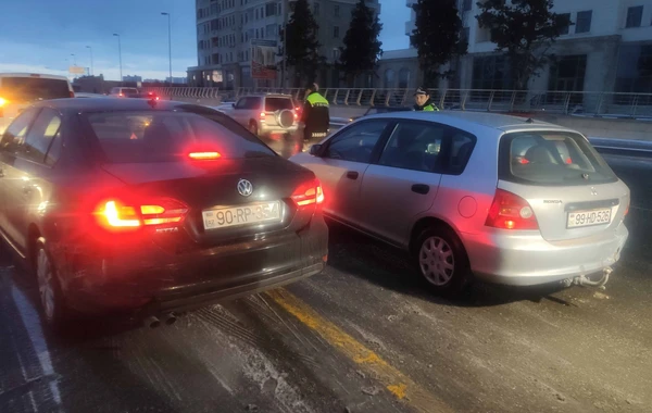 Bakıda qar zəncirvari qəzaya səbəb oldu, tıxac yarandı - FOTO