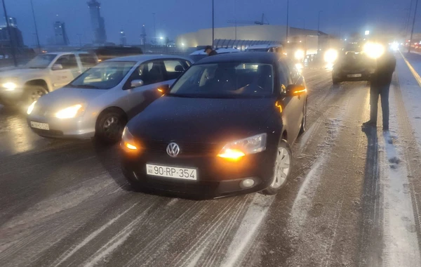 Bakıda qar zəncirvari qəzaya səbəb oldu, tıxac yarandı - FOTO