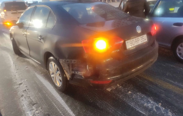 Bakıda qar zəncirvari qəzaya səbəb oldu, tıxac yarandı - FOTO