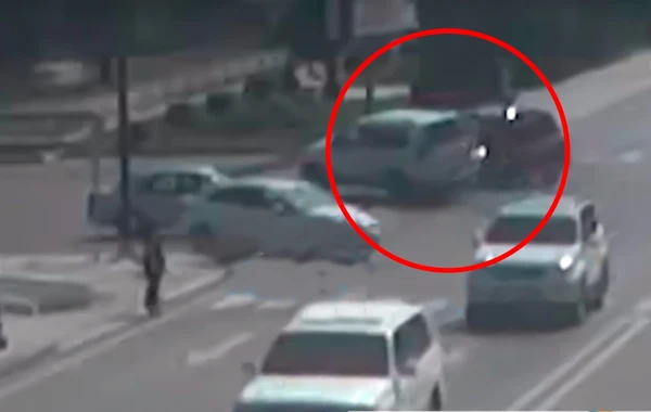 “Toyota Prado”nun tələsən sürücüsü belə qəza törətdi – VİDEO