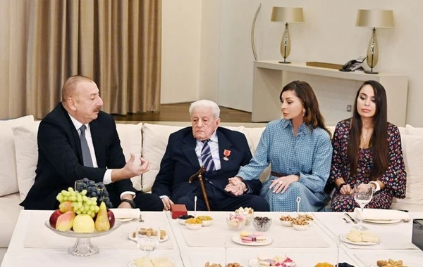 Ильхам Алиев вручил Алибабе Мамедову орден "Шараф" - ФОТО