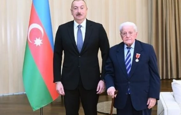 Ильхам Алиев вручил Алибабе Мамедову орден "Шараф" - ФОТО