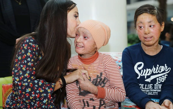 Leyla Əliyeva müxtəlif xəstəlikdən əziyyət çəkən uşaqlarla görüşüb - FOTO