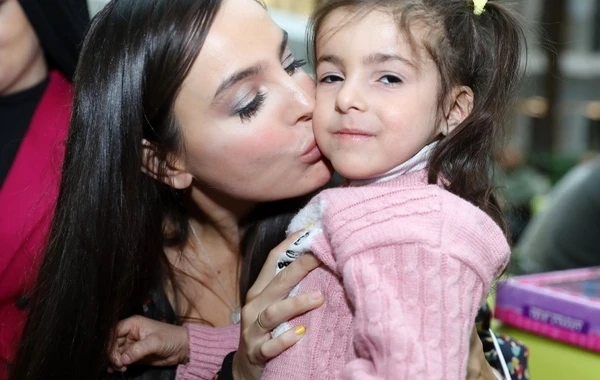 Leyla Əliyeva müxtəlif xəstəlikdən əziyyət çəkən uşaqlarla görüşüb - FOTO