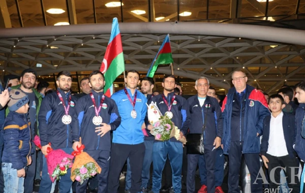 Romada tarix yazan yığmamız Bakıda belə qarşılandı - FOTO