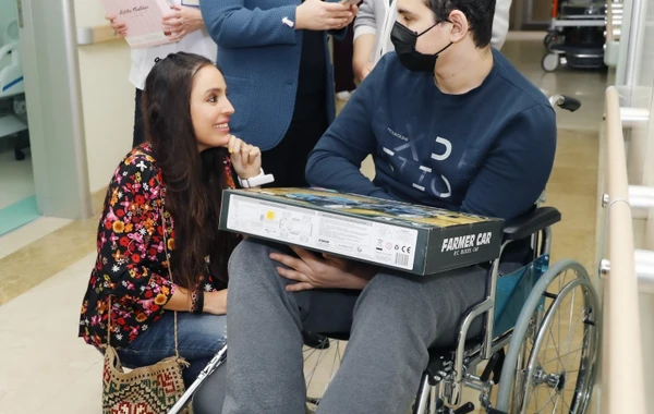 Leyla Əliyeva onkoloji xəstəlikdən əziyyət çəkən uşaqlarla görüşüb - FOTO