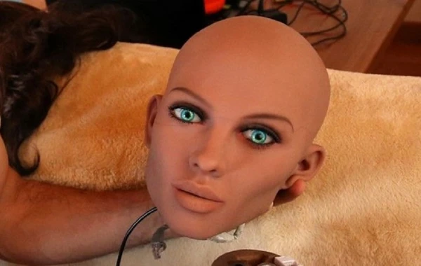 Alimlər xəbərdarlıq etdi: Seks robotlar psixologiyanı poza bilər - VİDEO