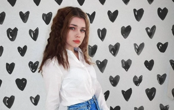 19-летняя Сабина зарабатывает на неверности парней - ФОТО