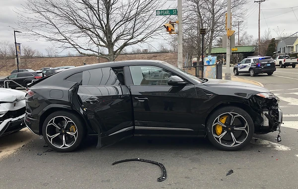 Подростки угнали два Lamborghini и столкнулись друг с другом - ФОТО