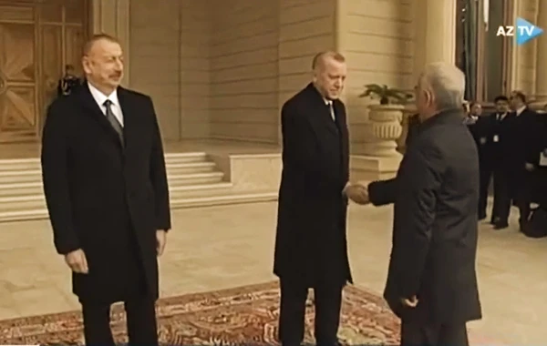 Vasif Talıbovun Ərdoğanla salamlaşması Türkiyə mətbuatında gündəm oldu - VİDEO