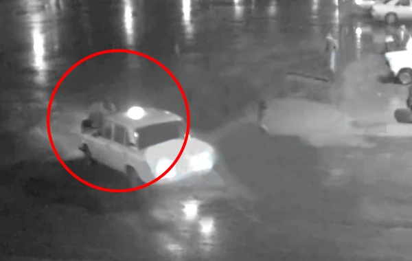 Bakıda taksi sürücüsü gənc qızı belə vurdu - VİDEO