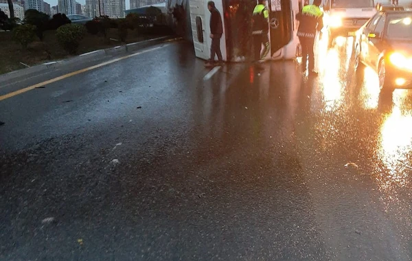 Bakıda yanacaq daşıyan maşın aşdı - FOTO