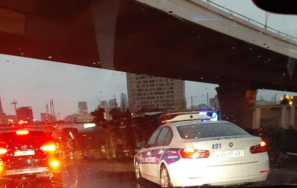 Bakıda yanacaq daşıyan maşın aşdı - FOTO
