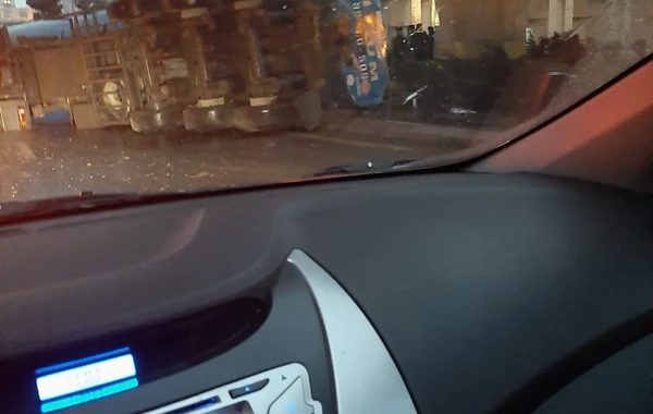Bakıda yanacaq daşıyan maşın aşdı - FOTO
