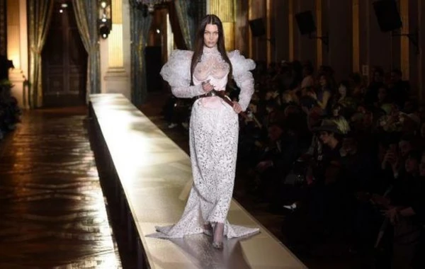Bella Hadid təhlükəli gəlinlik libası ilə dünyanı mat qoydu – VİDEO