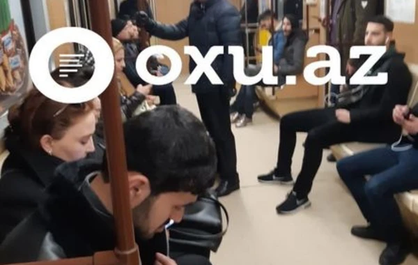 Azərbaycanda nazir müavini metrodan istifadə edir - FOTO