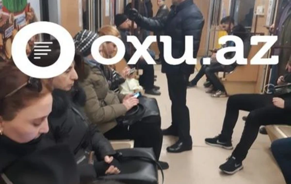 Azərbaycanda nazir müavini metrodan istifadə edir - FOTO