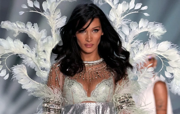 Bella Hadid təhlükəli gəlinlik libası ilə dünyanı mat qoydu – VİDEO