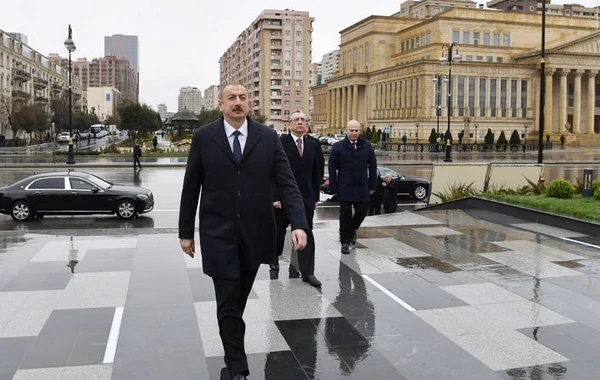 Президент Ильхам Алиев посетил новый парк, куда перенесли памятник Хатаи - ФОТО