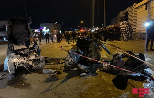 В результате ДТП в Баку: погибли 2 человека, еще 2 пострадали - ФОТО