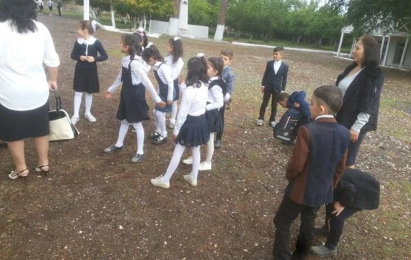 Azərbaycanda dərs zamanı tavanı çökən məktəbdə tədris davam edir - FOTO