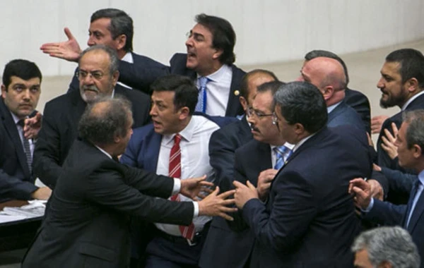 Türkiyə parlamentində əlbəyaxa dava