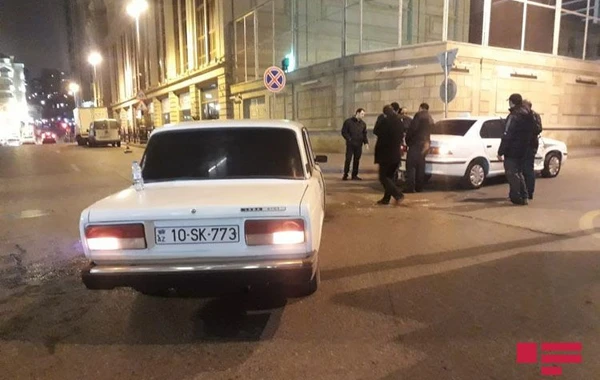 Bakıda iki avtomobil toqquşub, xəsarət alan var - FOTO