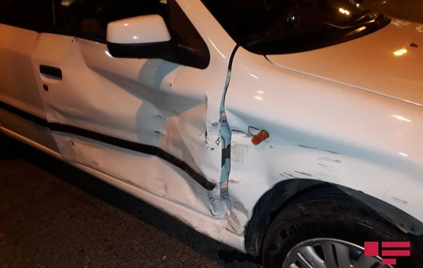 Bakıda iki avtomobil toqquşub, xəsarət alan var - FOTO