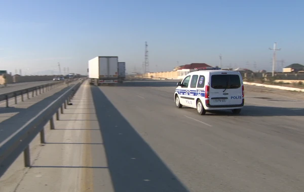 Azərbaycana gələn yük maşınlarını polis müşayiət edir - VİDEO