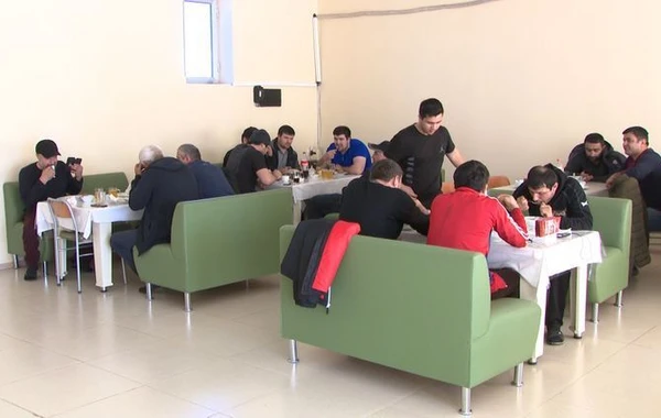 Следующие из Ирана в Азербайджан грузовики сопровождает полиция - ФОТО