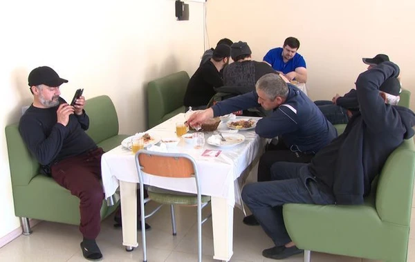 Следующие из Ирана в Азербайджан грузовики сопровождает полиция - ФОТО