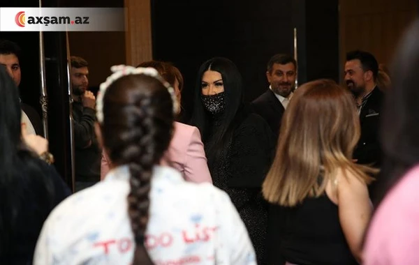 Azərbaycanlı modelyer təqdimata üzəri qaşlarla bəzədilmiş maskada gəldi - FOTO
