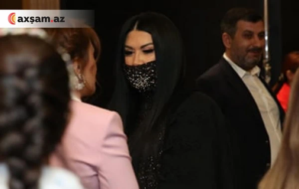 Azərbaycanlı modelyer təqdimata üzəri qaşlarla bəzədilmiş maskada gəldi - FOTO