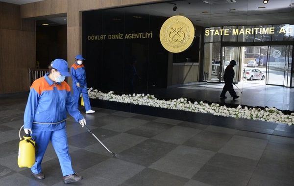 Bakı bulvarındakı “Mirvari” gəzinti gəmisində dezinfeksiya işləri aparılıb - FOTO